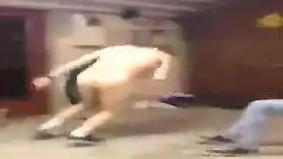 جلسة جنس جماعي هواة: شاهد هؤلاء الشباب يمارسون الجنس مع فتاة