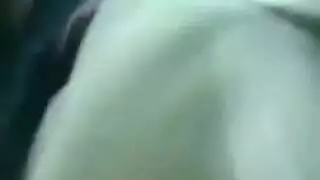 ناك في السيارة علنا: عاهرة يمنية تأخذ زب عميق