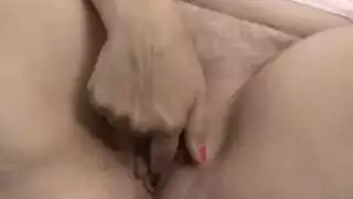 الأم الممتلئة تتعرض للضرب من قبل شاب عشوائي على الكاميرا المباشرة