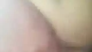 ملابسها الداخلية اللاتكس تُنزع بيديه قبل تقبيل إباحي