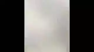 يقذف في فمها في السياره