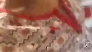 فتاة ذكية تيفاني تقدم عرضًا صريحًا للسان ودرسًا في الجنس الفموي