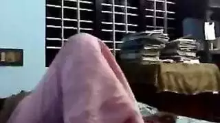 أم مثيرة تكشف فرجها العاري وبروزه في مقطع إباحي صريح