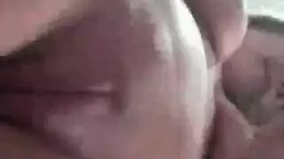 مرح تبول ذهبي: فتاة شقراء تغمر المجفف