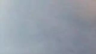 فتاة مفلسة تمص قضيبين بشدة في جلسة جماع خارجية