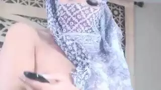 إباحية فردية صريحة: فتاة عربية تلمس فرجها أمام الكاميرا